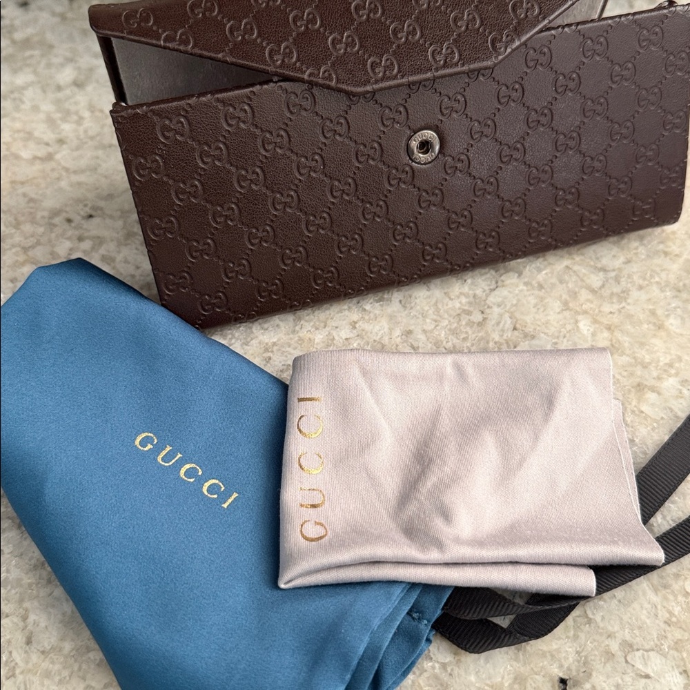 Gucci glasses case w/ storage bag and cleaning cloth